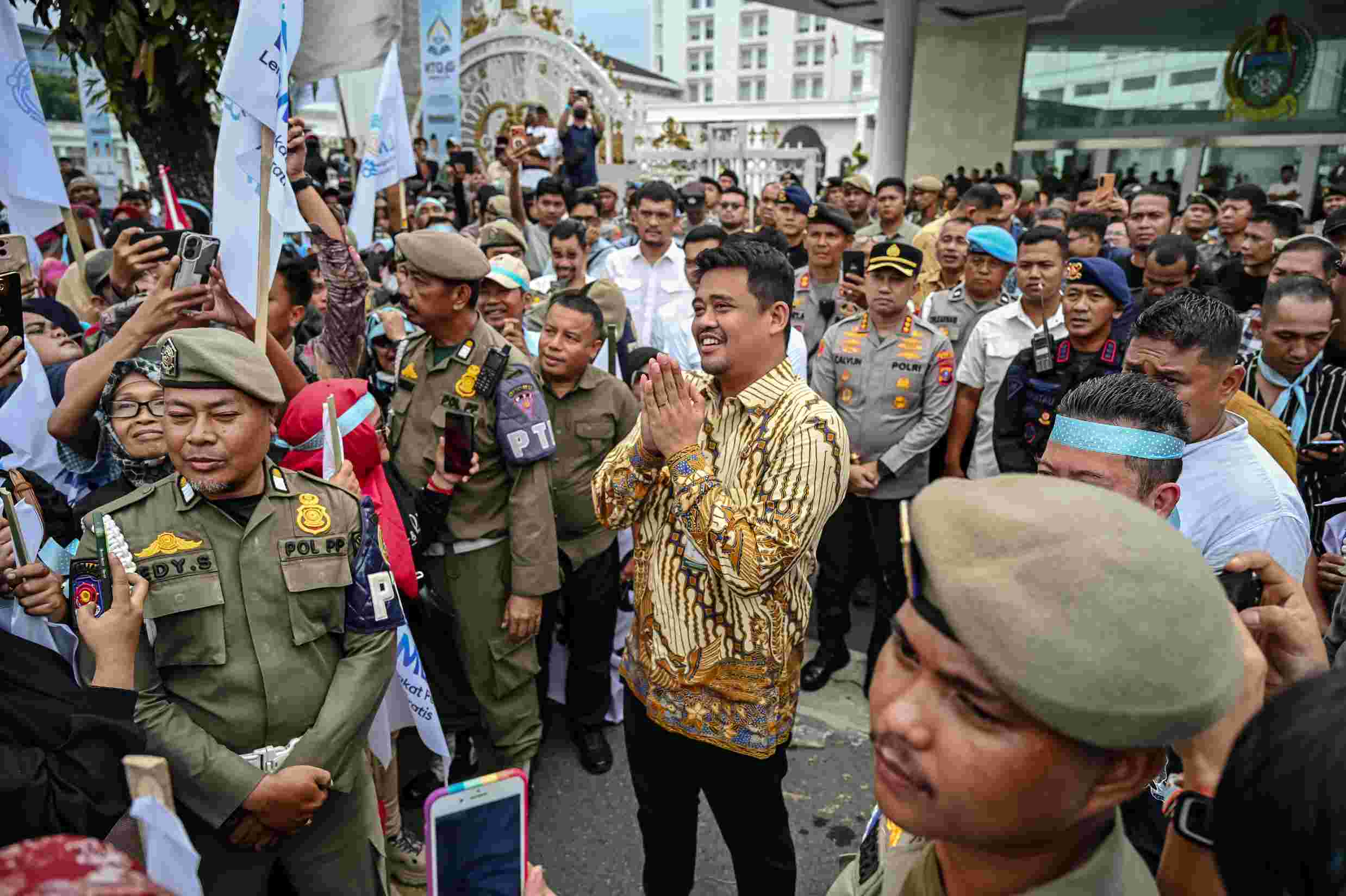 Gubernur Sumut Bobby Nasution Terima Petisi Ratusan Warga Pendukung MBG, Janji Sampaikan ke Presiden Prabowo
