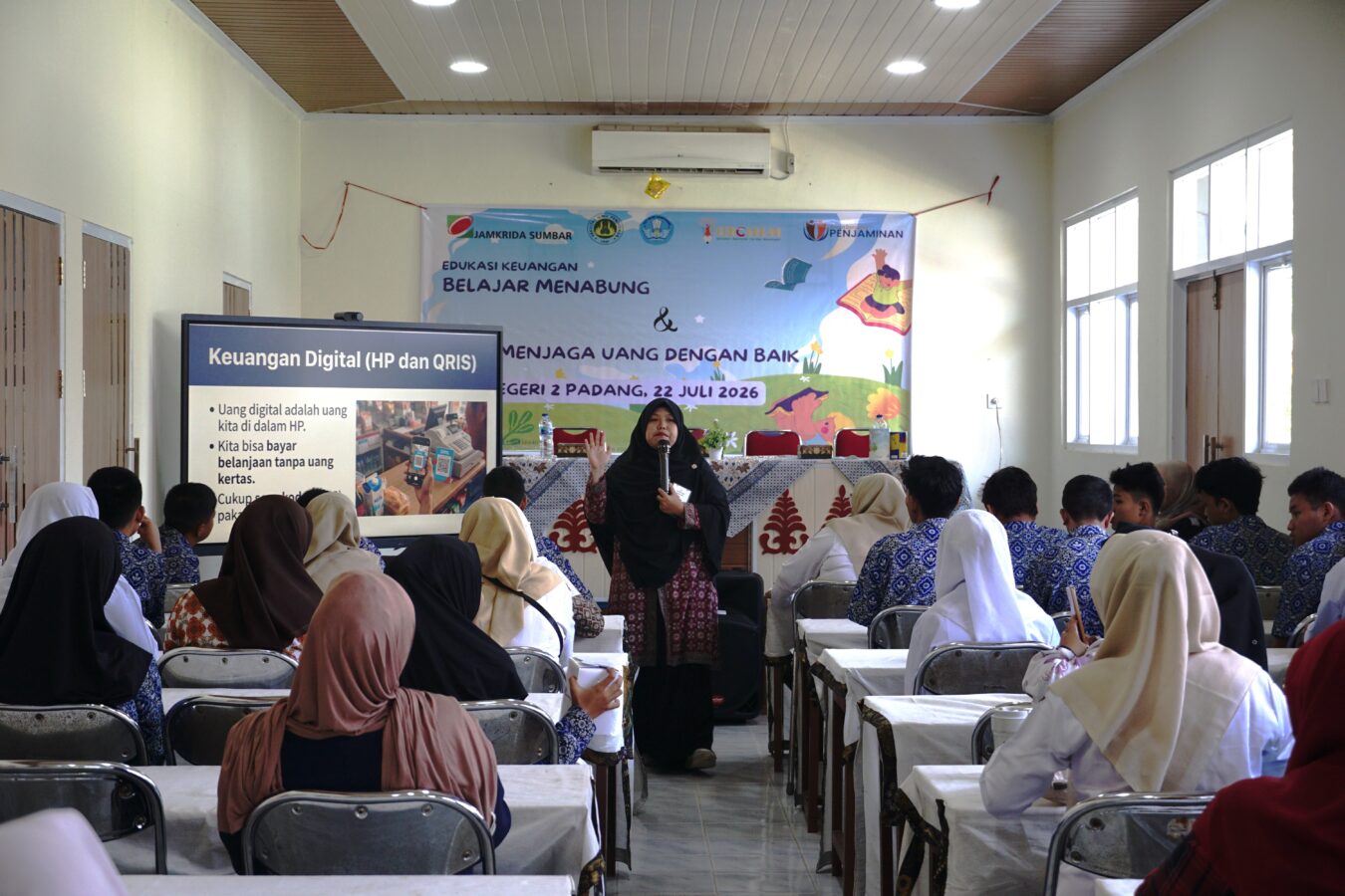 Jamkrida Sumbar Edukasi Pelajar SLB Negeri 2 Padang soal Literasi Keuangan, Dosen UNP Jadi Pemateri