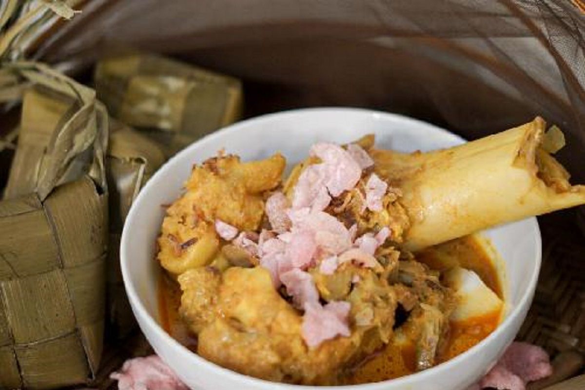 4 Rekomendasi Lontong Stengkel di Padang, dari Gulai Tunjang hingga Menu Indomie