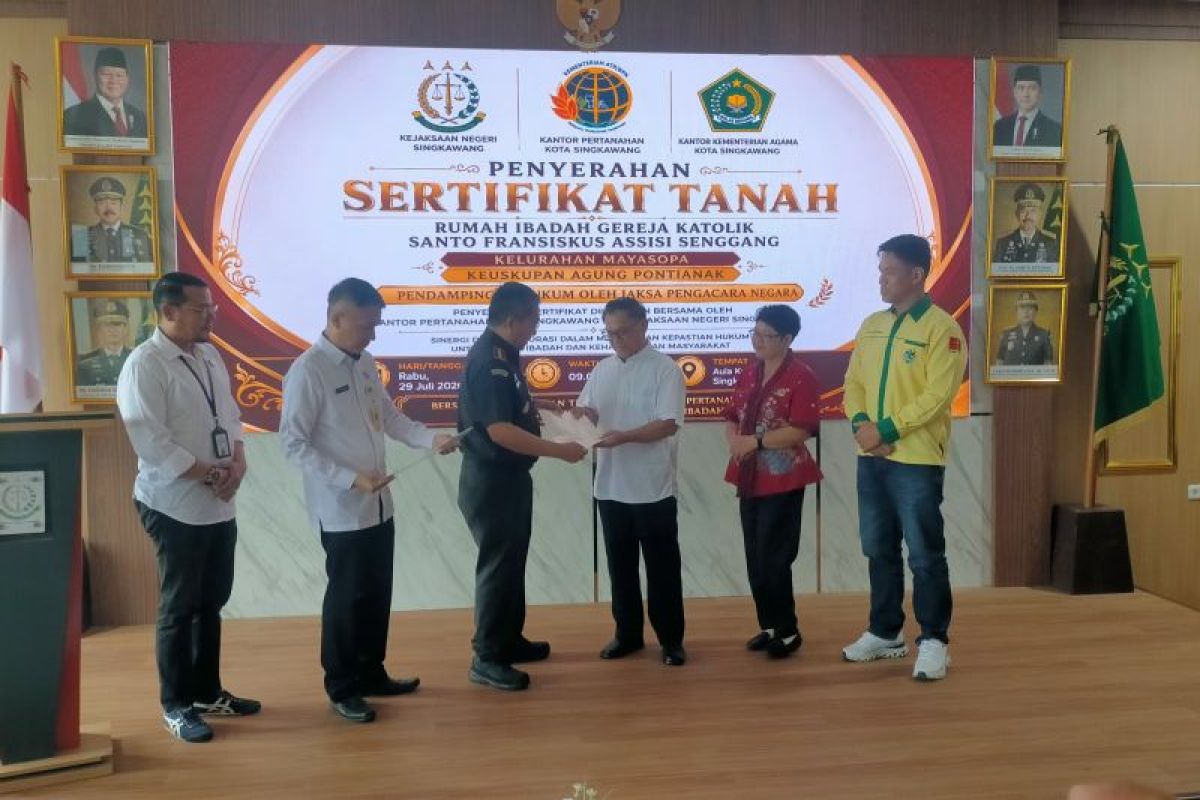Kejari dan BPN Singkawang Percepat Sertifikasi Rumah Ibadah, Dua Sertifikat Diserahkan untuk Cegah Sengketa