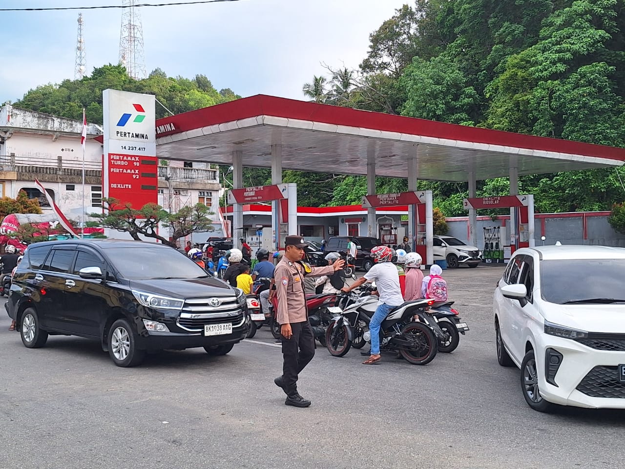Polsek Tapaktuan Terjunkan Personel Atur Lalu Lintas di Depan SPBU dan Sekolah, Fokus Cegah Kemacetan Pagi Hari