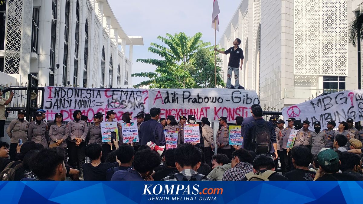 Ratusan Mahasiswa Nommensen Medan Robohkan Gerbang DPRD Sumut, Surat Sakit Ketua Dewan Dianggap Palsu