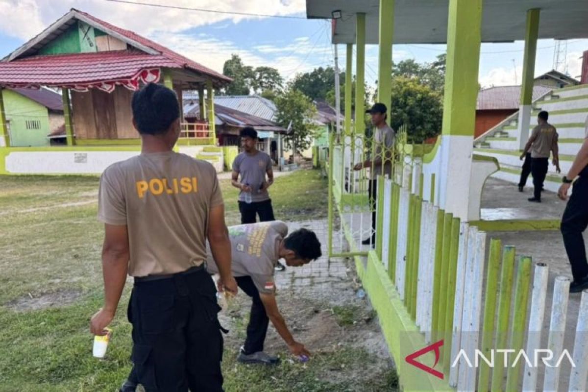 Polresta Ambon Bersihkan Masjid dan Lapangan di Mamala-Morella, Warga Gotong Royong Pererat Kemitraan