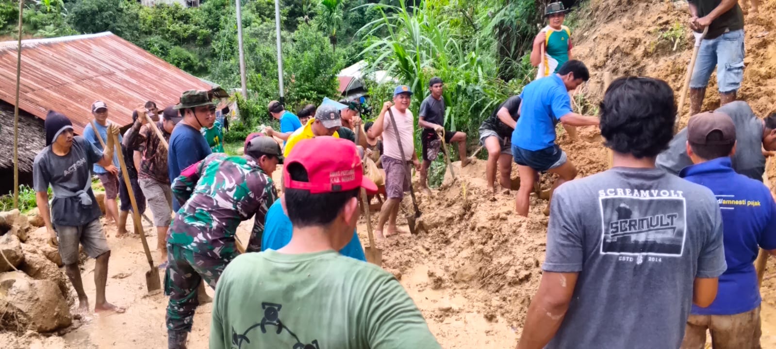 Babinsa dan Warga Gotong Royong Bersihkan Material Longsor di Mamasa, Akses Jalan Kembali Normal