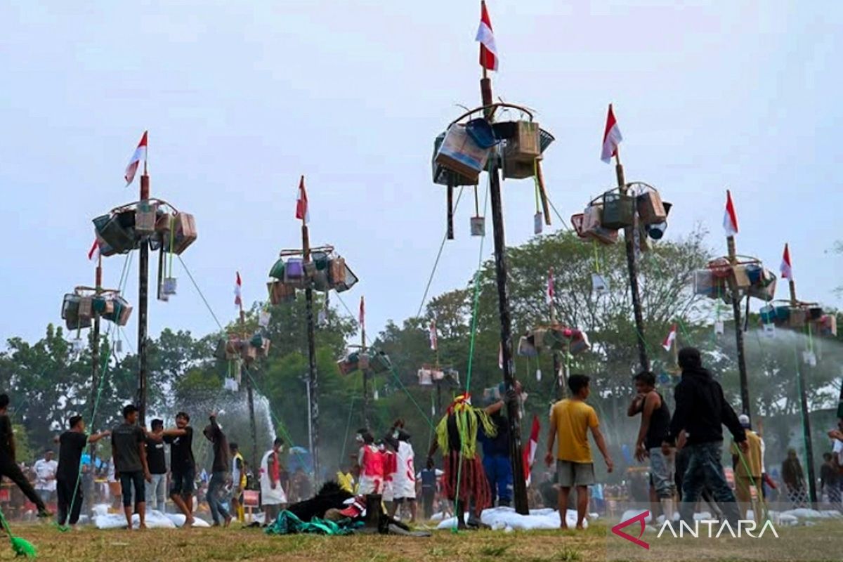 20 Tiang Panjat Pinang Warnai HUT ke-81 RI di Barabai, KNPI HST Siapkan 25 Tiang Tahun Depan