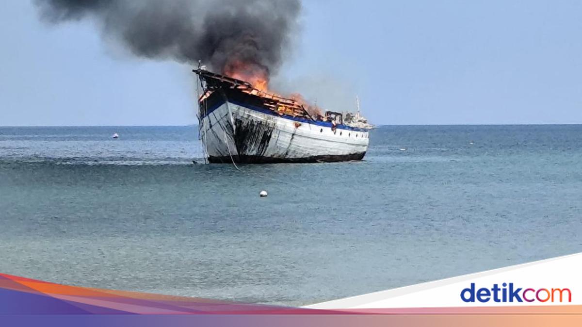 Kapal Pinisi Rp 10 Miliar Ludes Terbakar di Pantai Bulukumba, 7 ABK Selamat ke Daratan