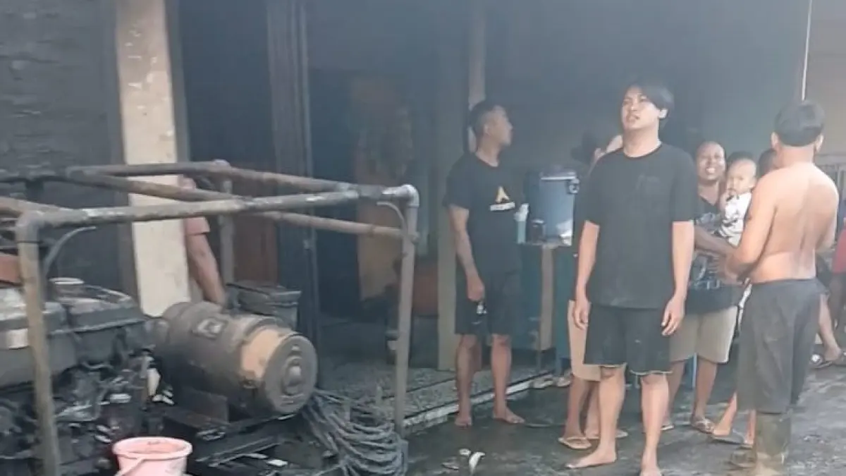 Detik-Detik Motor Pengangkut Jeriken Pertalite Terbakar di Mojosongo Solo, Pengendara Kabur Tinggalkan Gudang Sound System Terbakar