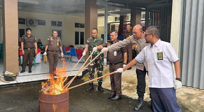 Kejari Bengkulu Selatan Musnahkan 79 Paket Sabu dan Puluhan Senjata Tajam Hasil Sitaan Kasus Tindak Pidana