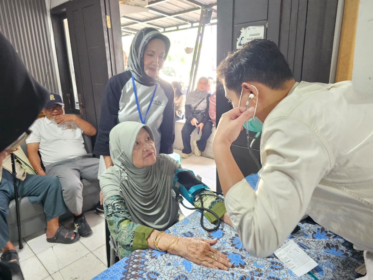 80 Lansia di Lengkong Bandung Dapat Pemeriksaan Kesehatan Gratis dari PT Dirgantara Indonesia