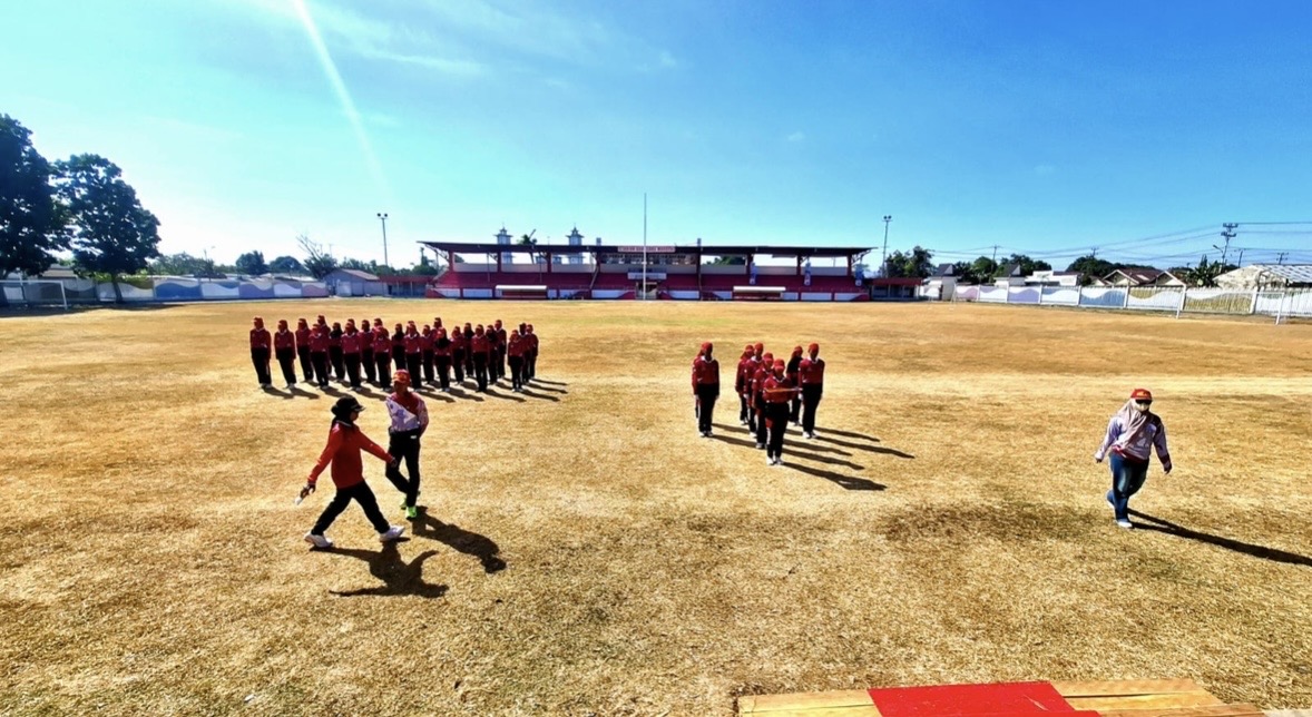 Rumput Lapangan Bangsaha Morotai Mengering Jelang 17 Agustus, Panitia Siagakan Penyiraman dan Pupuk