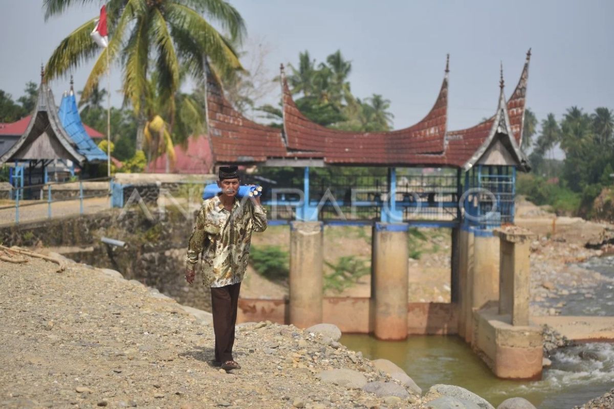 Debit Sungai Batang Kuranji di Padang Menyusut Drastis, Warga Lintasi Tepian yang Biasanya Terendam
