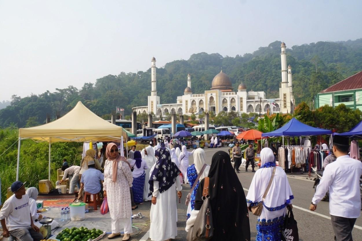20 Ribu Jemaah BKMT Se-Sumbar Padati Islamic Centre Padang Panjang, Gus Nur Ajak Perkuat Ukhuwah