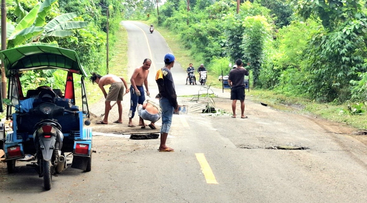 Tukang Bentor di Morotai Pakai Uang Pribadi untuk Menambal Jalan Nasional Rusak, 97 Titik Lubang Disemen