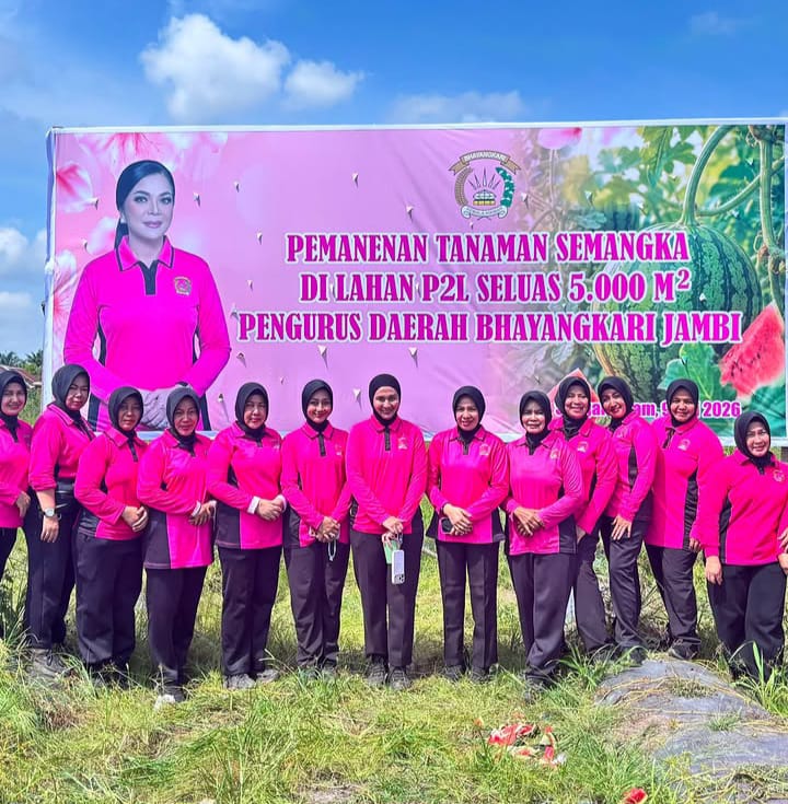 Kapolres Muaro Jambi AKBP Heri Supriawan Dampingi Ketua Bhayangkari Panen Semangka di Lahan Pangan Lestari Sungai Gelam