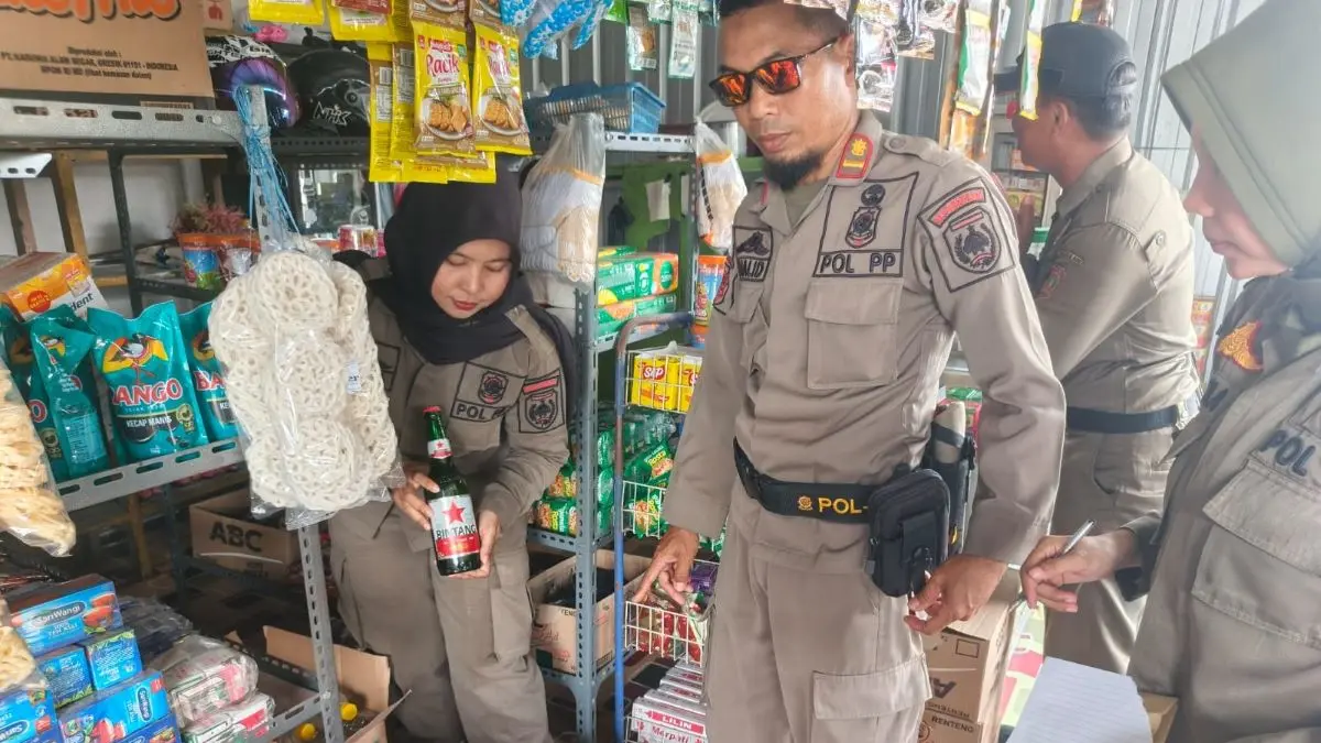Jual Miras Berkedok Warung Sembako, Satpol PP Kotawaringin Barat Sita Puluhan Botol Minuman Keras
