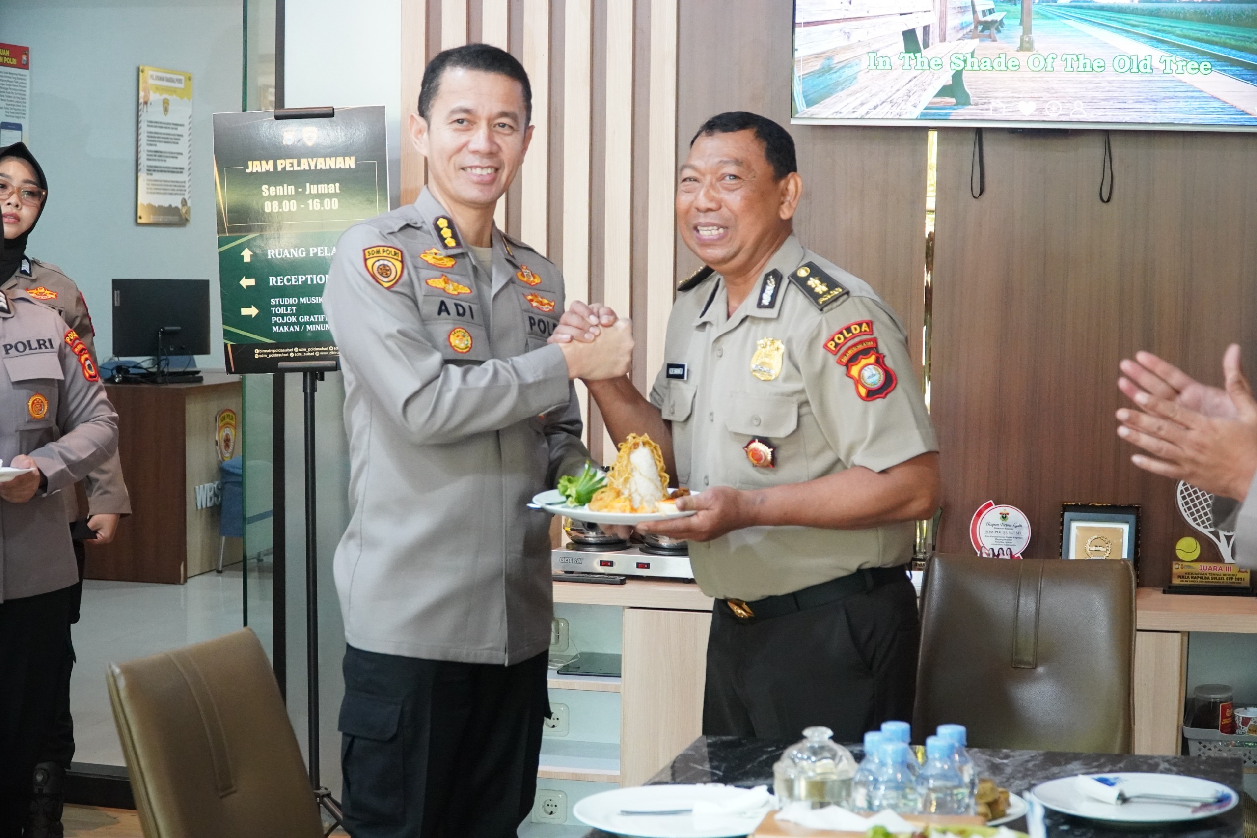 Karo SDM Polda Sulsel Pimpin Upacara Kenaikan Pangkat Pengabdian, Kompol Koeswanto Naik Pangkat Jelang Purna Tugas
