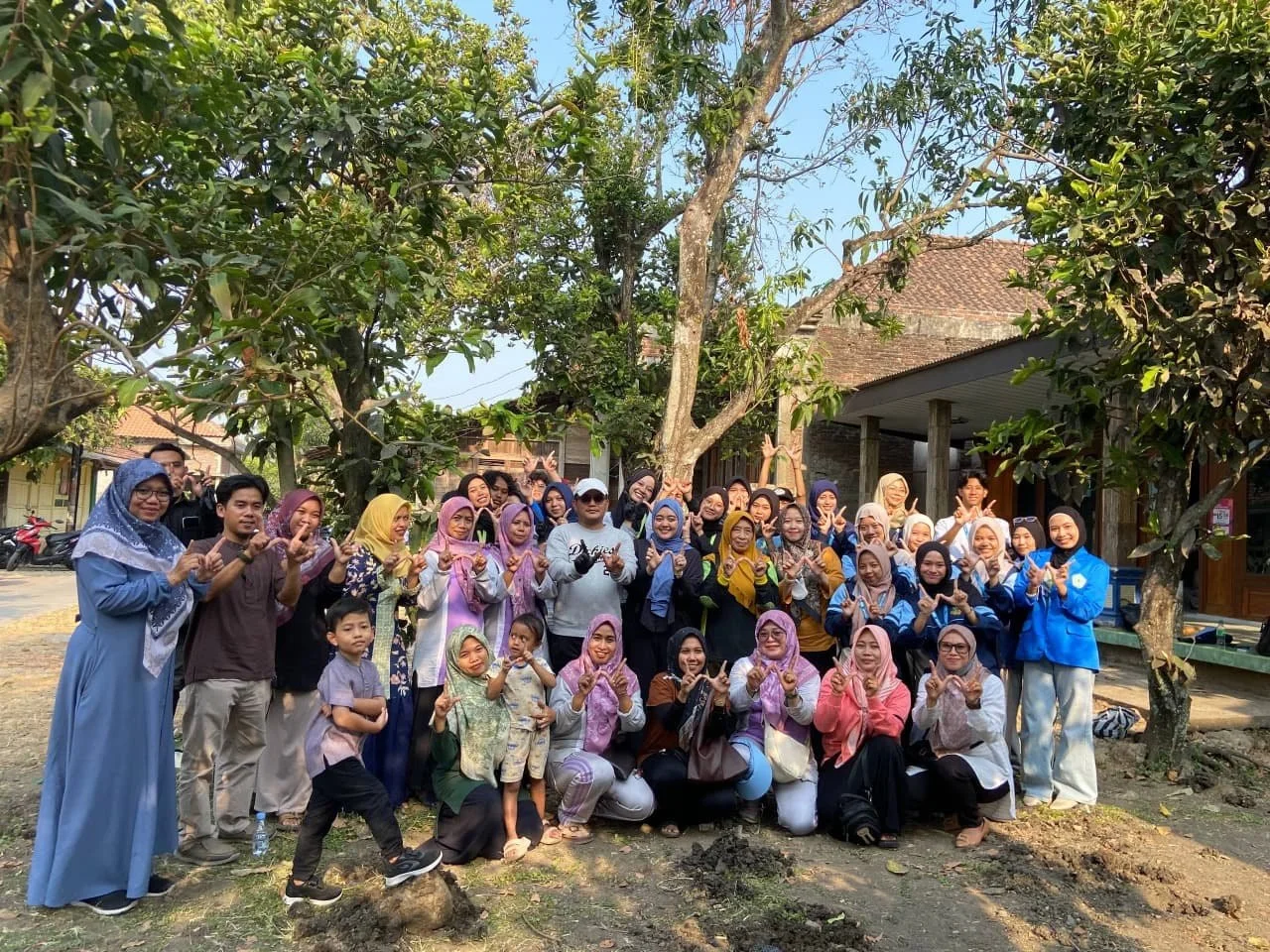 KKN UIN Walisongo dan PPKO UNIMUS Latih Warga Desa Ploso Demak Kelola Sampah Jadi Eco Enzyme hingga Briket