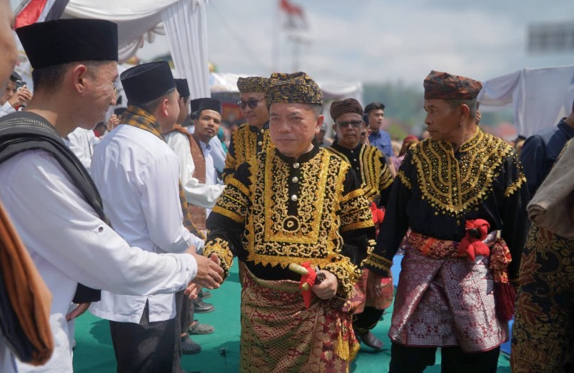 Gubernur Jambi Al Haris Terima Gelar Depati Amanah Negroi Tanoh Sunge Pnoh di Kenduri Sko Enam Luhah Sungai Penuh