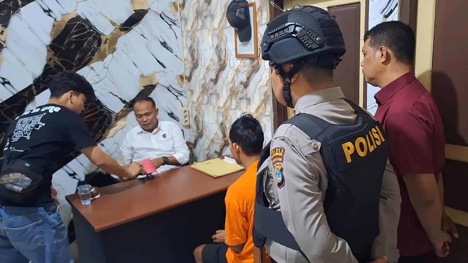 Polsek Cempaka Amankan Pria Bangkal yang Tusuk Istrinya Pakai Belati, Korban Alami Luka di Leher hingga Dada