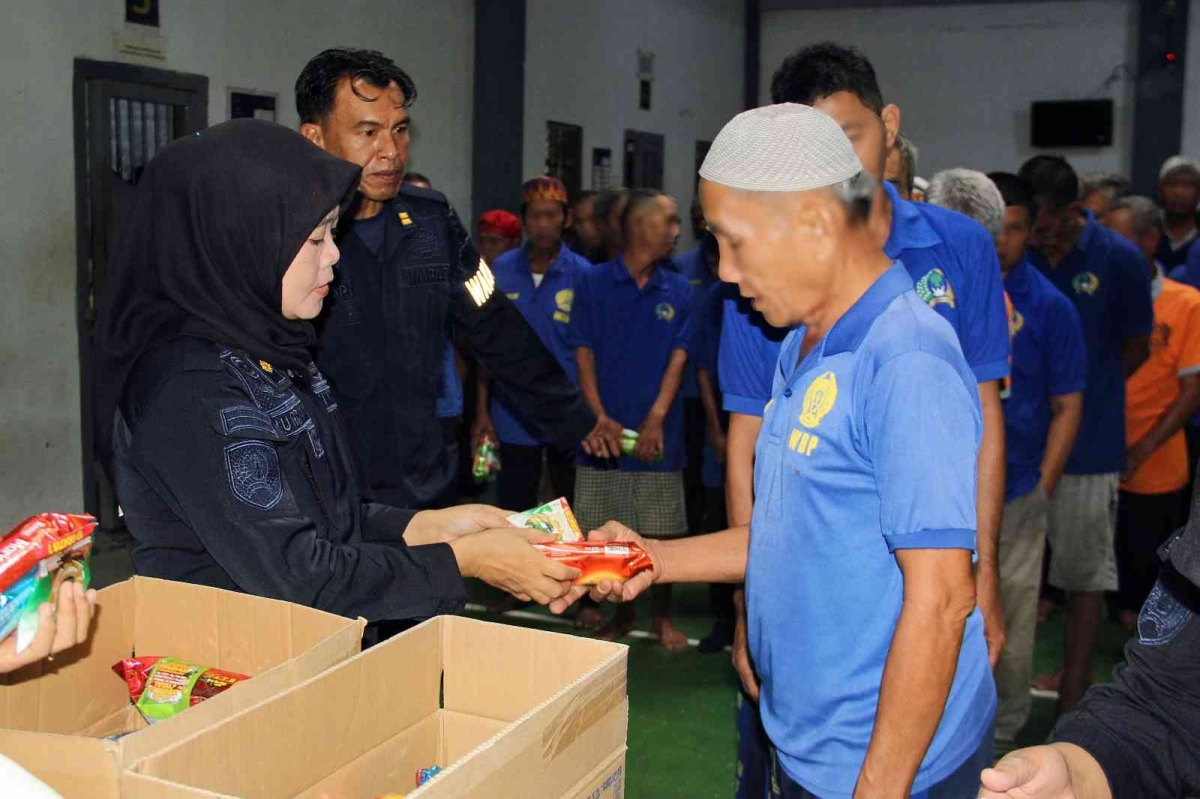 Lapas Bengkulu Bagikan Susu dan Biskuit ke WBP Lansia demi Jaga Imunitas di Blok Raharjo