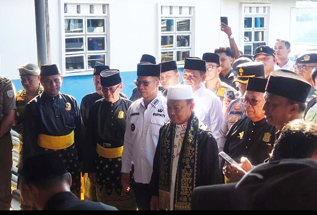 Ribuan Warga Anambas Sambut Kedatangan Ustadz Das’ad Latif, Bupati Aneng Beri Penghormatan Adat Melayu
