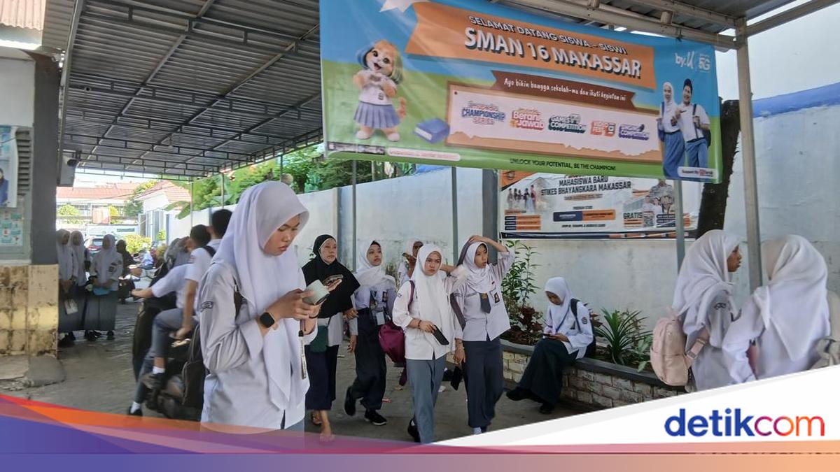 Orang Tua di Makassar Antarkan Anak hingga ke Dalam Sekolah dan Ikut Upacara di Hari Pertama MPLS