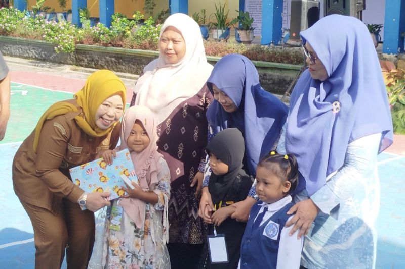 Bupati Kotawaringin Barat Luncurkan Gerakan Ayah Antar dan Ambil Rapor Anak, Targetkan Ubah Budaya Pengasuhan
