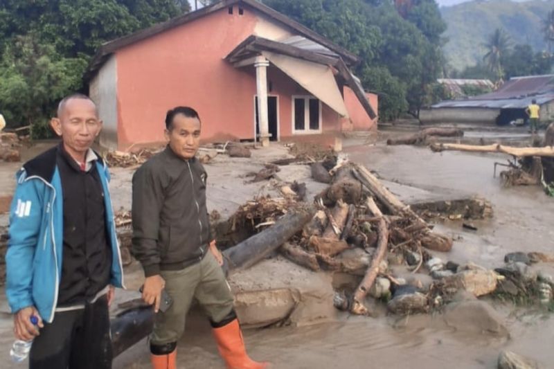 Banjir Bandang di Parigi Moutong Rendam 50 Rumah, 12 KK Mengungsi dan Jalan Trans Sulawesi Tertutup Lumpur