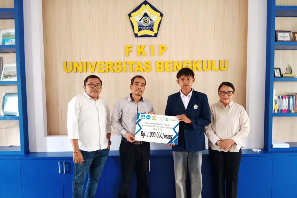 FKIP Universitas Bengkulu Salurkan Beasiswa Rp1 Juta ke 49 Mahasiswa Berprestasi Terkendala Ekonomi