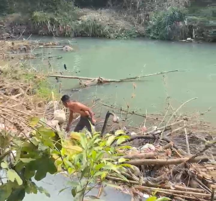 Sungai di Kampung Cikaramat Sukabumi Berubah Warna dan Bau, Warga Curiga Limbah Industri Batu Hijau