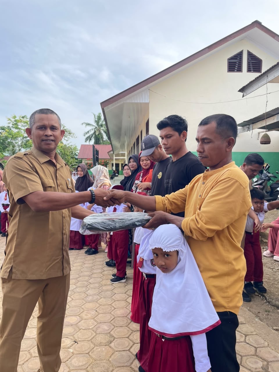 37 Siswa Baru SDN 19 Juli di Perbatasan Bireuen-Bener Meriah Terima Tas Sekolah di Hari Pertama Masuk