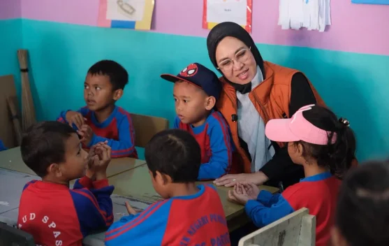 Setahun Program One Day One District di Gowa, Bupati Sitti Husniah Tinjau Langsung Jalan Rusak dan Bedah Rumah di Parigi