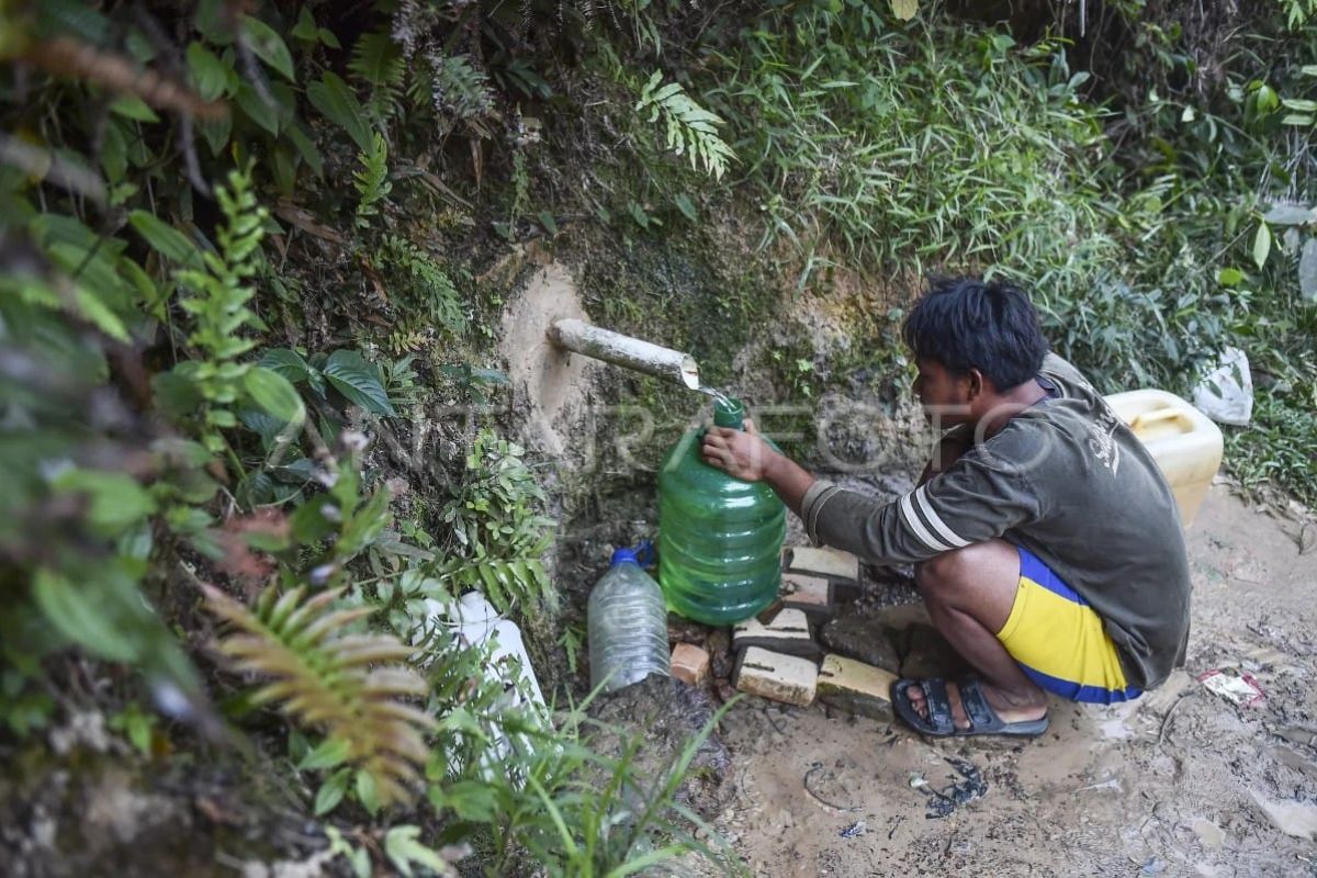 Kemarau Panjang di Batang Hari, Ratusan Warga Danau Embat dan Terusan Andalkan Mata Air di Kebun Sawit untuk Air Minum