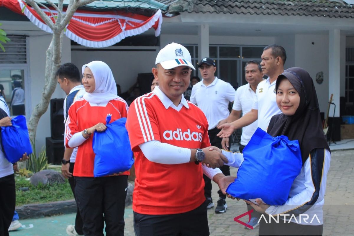 Kanwil Ditjenpas Jambi Bagikan Bantuan ke Warga Sekitar Kantor di HUT ke-81 RI, Momentum Perkuat Gotong Royong