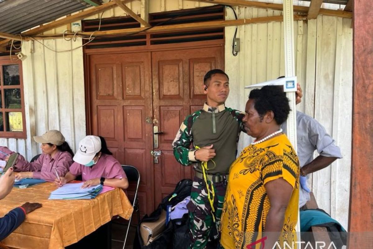Satgas Pamtas Yonif 511/DY Bantu Tenaga Kesehatan Layani Posyandu di Distrik Kanggime, Tolikara