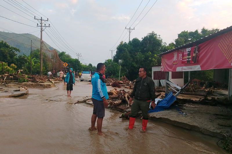 200 Personel TNI/Polri Dikerahkan Bersihkan Lumpur dan Kayu dari Rumah Warga Korban Banjir Bandang di Parigi Moutong