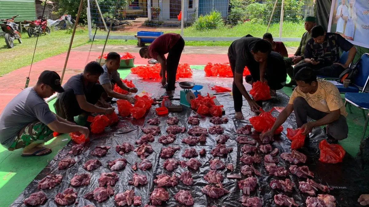 Kodim 1206 Putussibau Bagikan Ratusan Paket Daging Kurban ke Warga di Enam Kecamatan saat Iduladha 1447 H