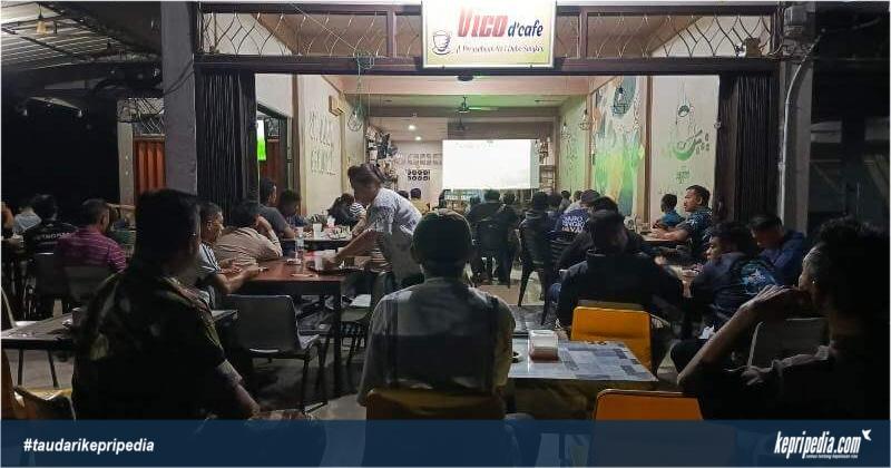 Babinsa Koramil 04/Dabo Berbaur dengan Warga saat Nobar Piala Dunia 2026 di Singkep, Warung Kopi Kebanjiran Pembeli