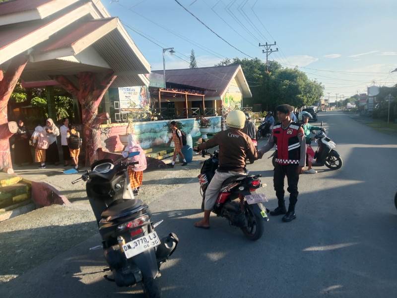 Polres Tojo Una-Una Terjunkan Personel Strong Point di Ampana Kota dan Ratolindo, Arus Pagi Lancar Terkendali