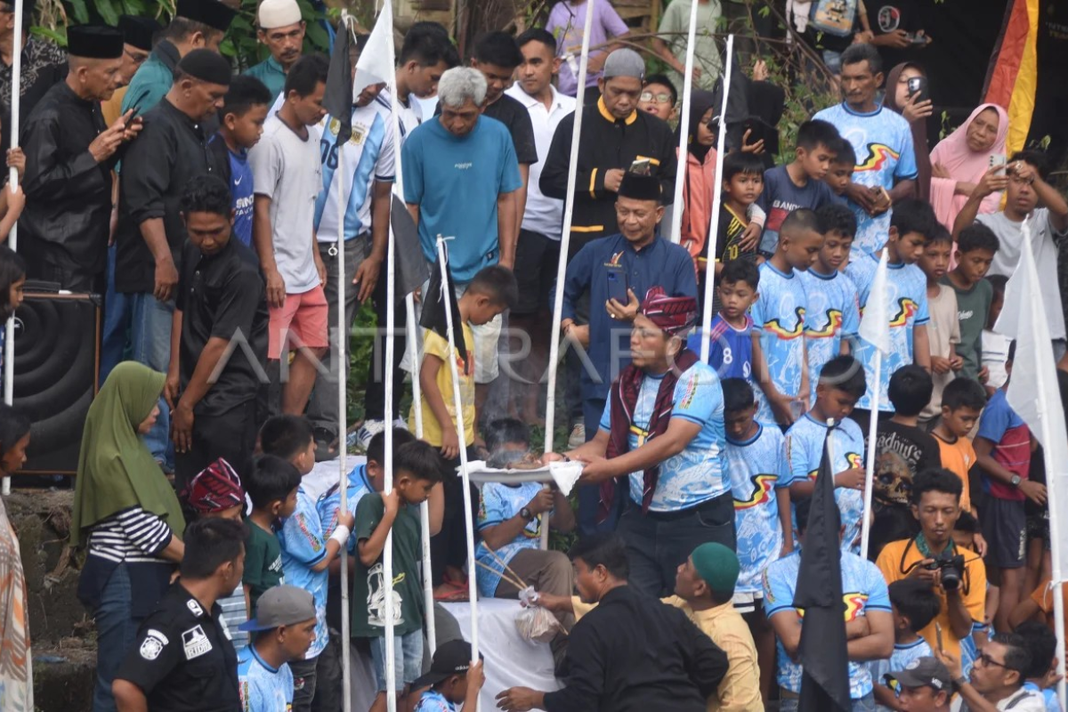 Prosesi Maambiak Tanah di Pauh Pariaman Resmi Buka Rangkaian Pesona Hoyak Tabuik 2026