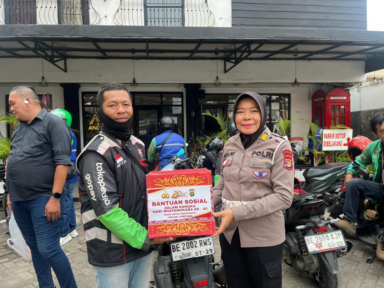 Sambut HUT Bhayangkara ke-80, Ditlantas Polda Lampung Bagikan 1.000 Paket Sembako dan Edukasi Safety Riding untuk Ojol di Bandar Lampung