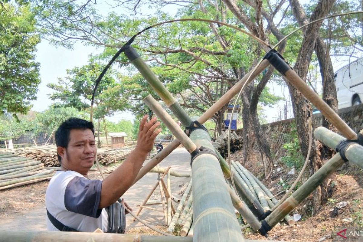 Perajin Bambu di Tangerang Kewalahan Penuhi Orderan Tiang Panjat Pinang Jelang 17 Agustus, Harga Mulai Rp 250 Ribu