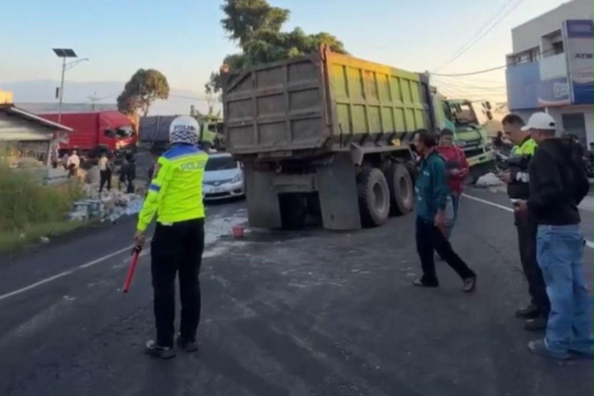 Polres Garut Evakuasi Dua Truk Tabrakan di Malangbong, Dua Sopir Luka Ringan