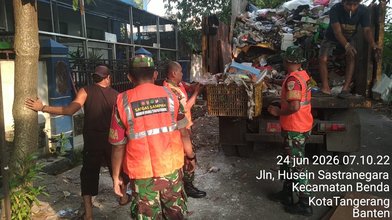 Personel Koramil 02/Batuceper dan Warga Jurumudi Tangerang Gotong Royong Bersihkan Tumpukan Sampah di Jalan Husein Sastranegara