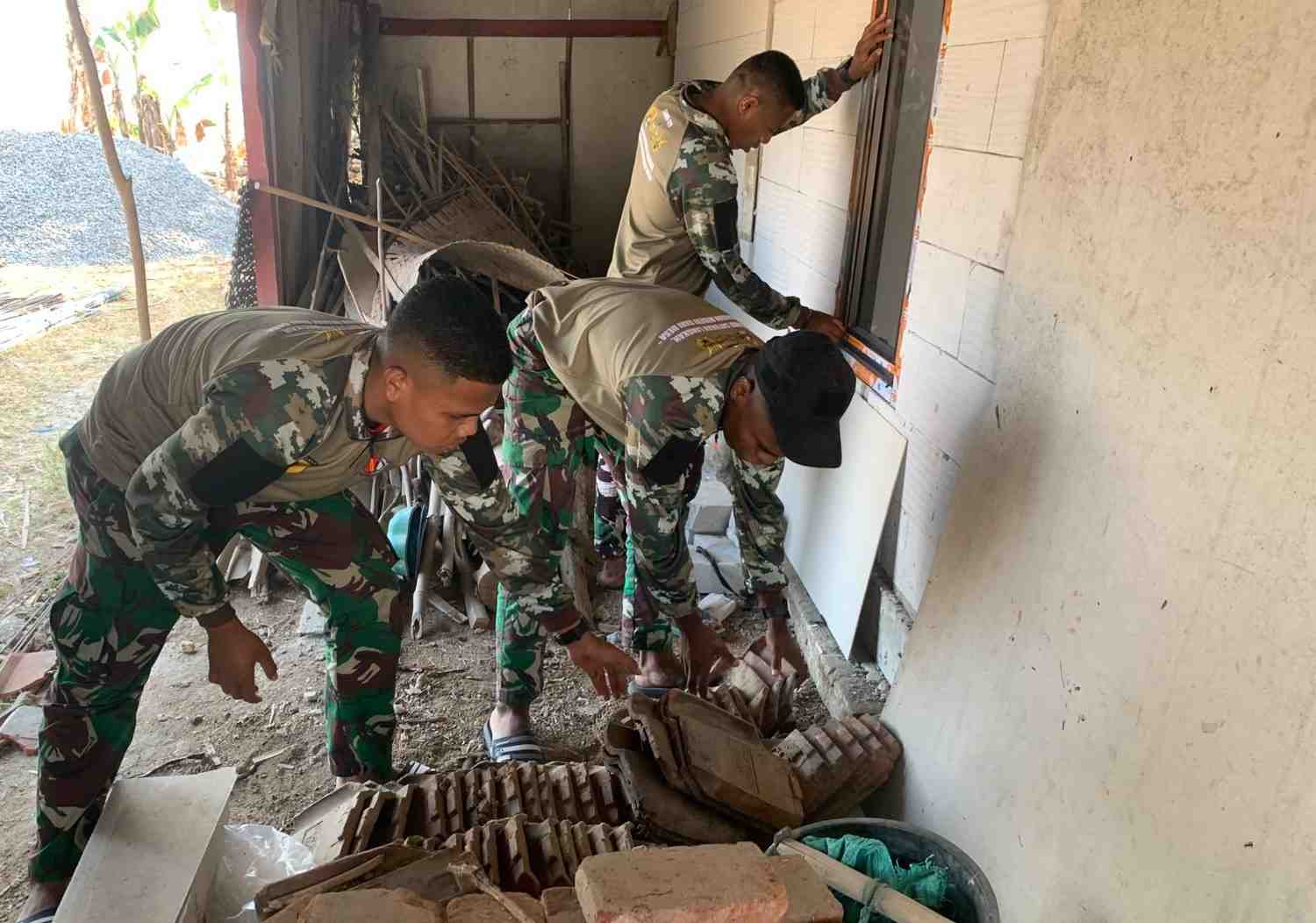 Anggota Satgas TMMD 129 Bojonegoro Rampungkan Rumah Ibu Wagini di Desa Kesongo, Pembersihan dan Finishing Jadi Prioritas Akhir