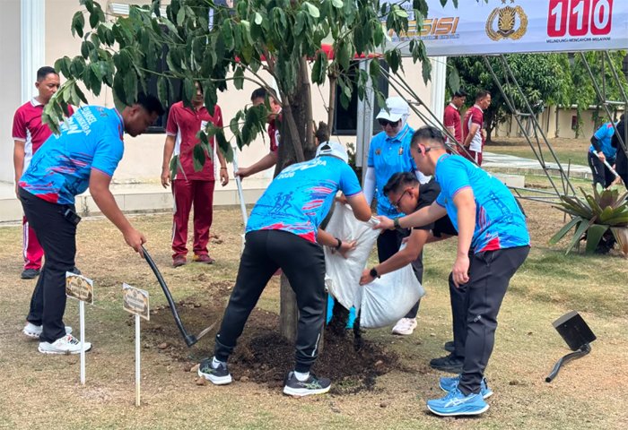 Polda Sumsel Tanam 30 Pohon Produktif di Mapolda, Mulai Mangga hingga Sawo untuk Ketahanan Pangan