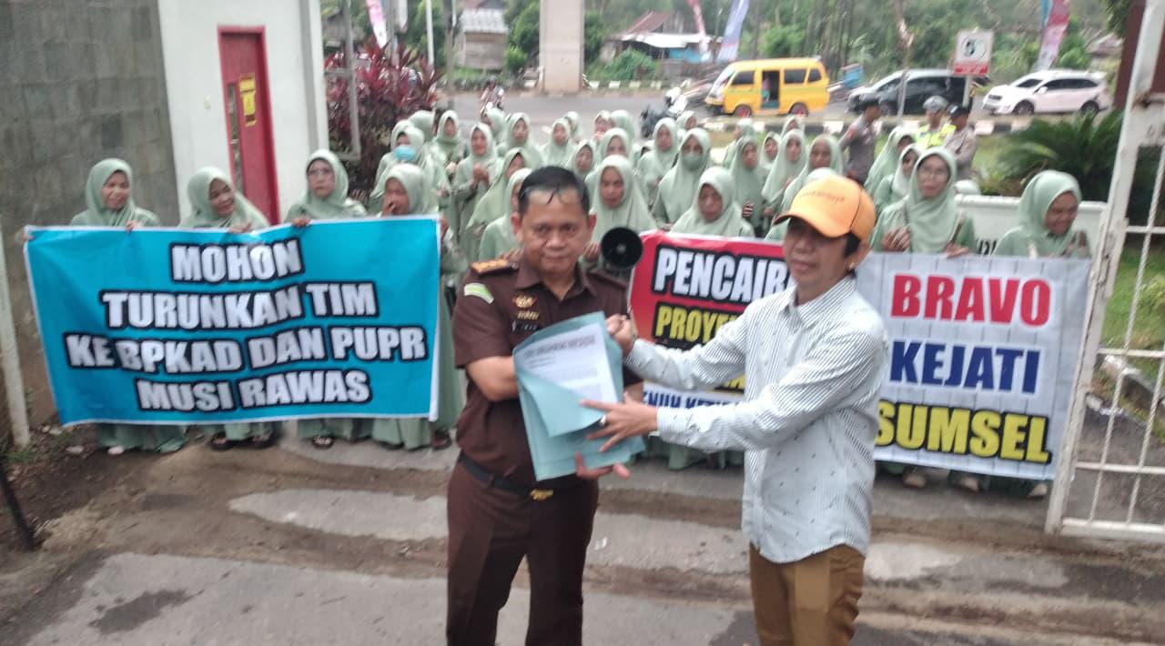 Ibu-Ibu Pengajian dan MMK Sumsel Datangi Kejati Palembang, Minta Usut Dugaan Ketidakadilan Dana Proyek Rp Miliaran di Musi Rawas