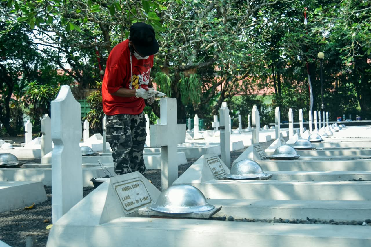 Jelang HUT ke-81 RI, Penjaga Makam TMP Taruna Tangerang Cat Ulang Nisan yang Mulai Kusam