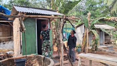 Satgas TMMD Ke-129 Kodim 0412/LU Rampungkan Pengecatan MCK di Desa Baru Raharja, Target Selesai Tepat Waktu
