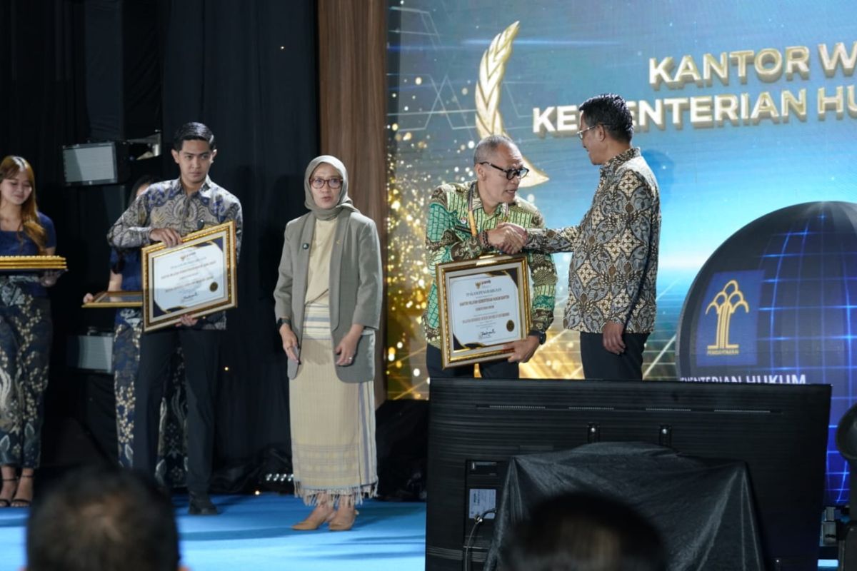 Kantor Wilayah Kemenkum Banten Raih Predikat Wilayah Birokrasi Bersih dan Melayani dari KemenPANRB 2025